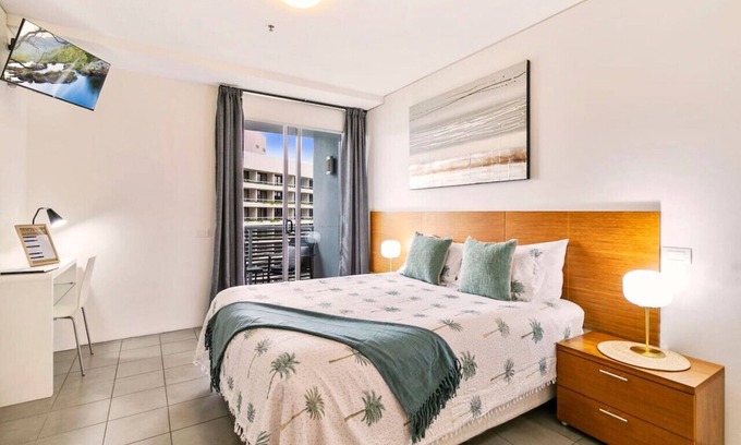 Cairns Apartment | Cairns Marina View Studio Apartment - Pool/Gym
