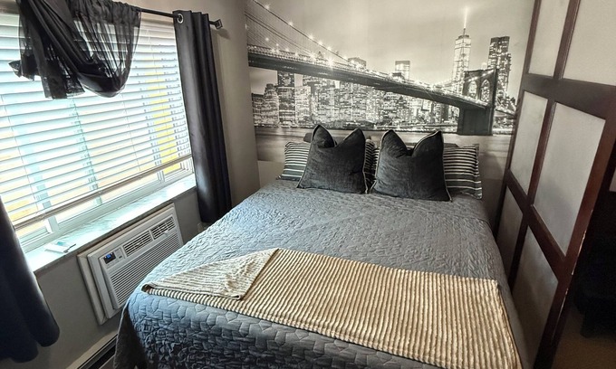 Cleveland Apartment | CAL KING BED, FREE PARKING PASS FOR 1 CAR, BY DOWNTOWN & CLINIC