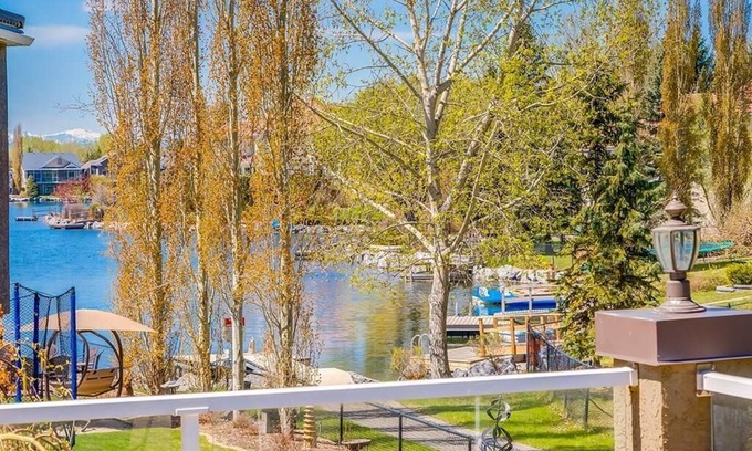 Southeast Calgary House | Calgary Lake House B&B