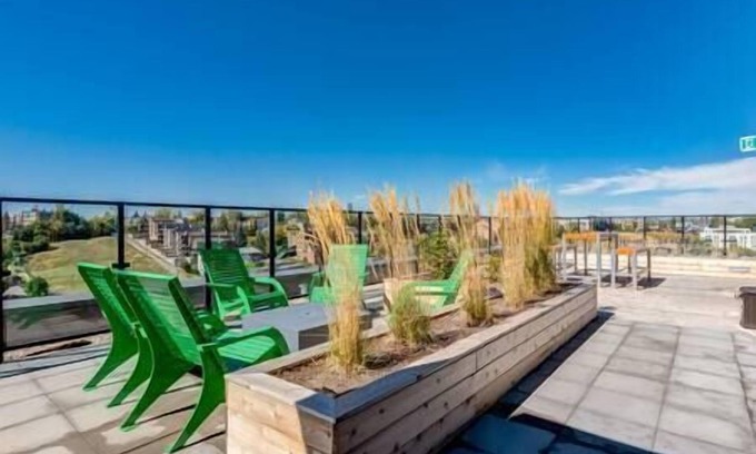 Bridgeland Apartment | Calgary Tower Views | UG Park | Rooftop Patio