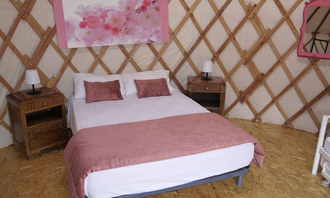 Laprugne Cabin | Calm and cocooning, the Fuschia Yurt