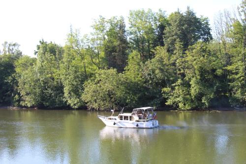 Laroche-Saint-Cydroine Bed & Breakfast | Calme au bord de l'eau