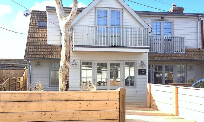 Camber House | Camber Sands. Large luxury Beach House. HEATED HOT-TUB, pet friendly.