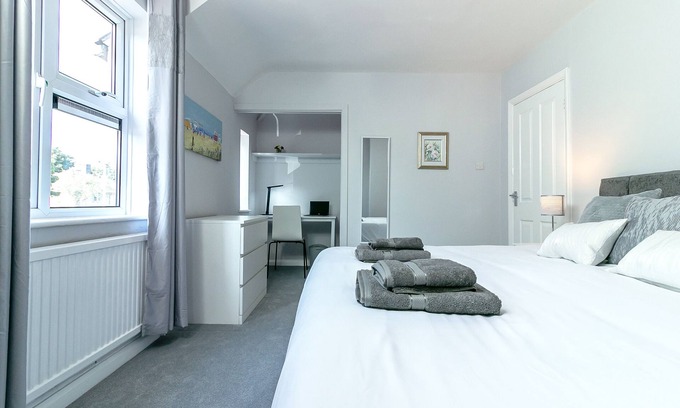 Arbury House | Cambridge 4 bed house. Sleeps 6. Parking &Terrace. 20min walk into town.