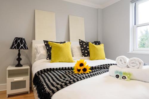 Cambridge House | Cambridge 6-Bedroom Riverside Home with Free Parking