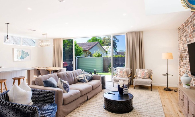 Berry House | Camellia - Pet Friendly - 3 Min Walk to Centre of Berry