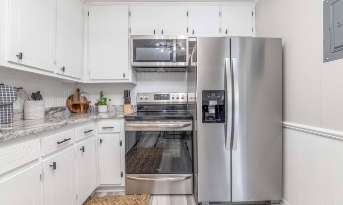 Columbus Cottage | Camille Cottage~ Newly renovated nestled in Lake Bottom at Midtown