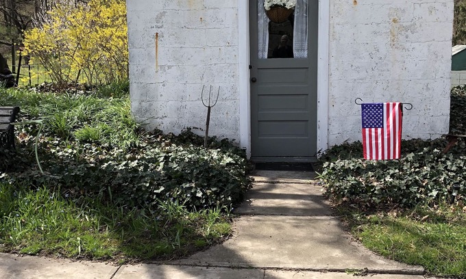 Palmyra House | Camp out in an antique tiny barn, the laundry on the farm in 1912.