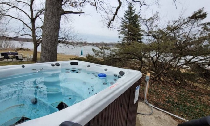 Alto Apartment | Campau Lake Sunnydays 2 bedroom King Bed Lakefront