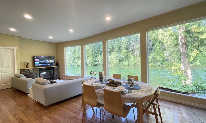 Campbell River House | Campbell River 2 bedroom Fishing Lodge - River View