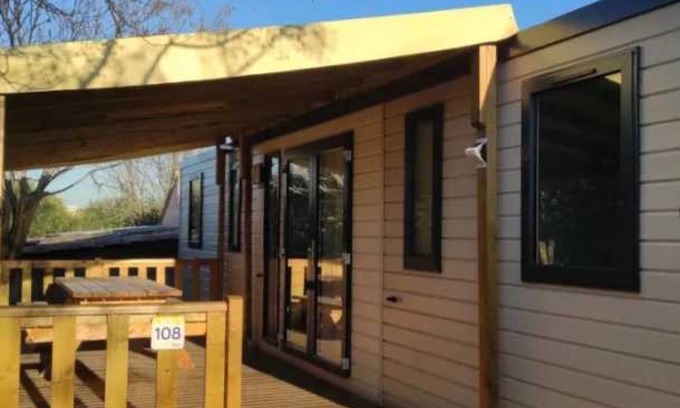 Vic-la-Gardiole House | Camping 3 étoiles - Piscine - eehfih