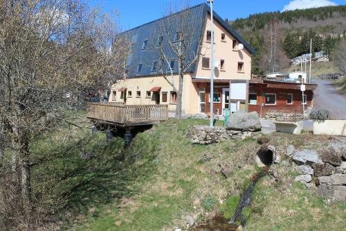 Saint-Cirgues-en-Montagne Hotel | Camping Hôtel Les Airelles Montagne Ardéchoise