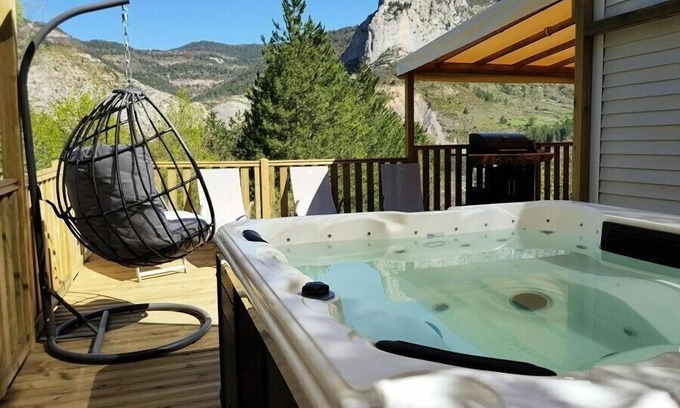 Orpierre House | Camping les Princes d'Orange* - Cottage Family Classic 3 rooms for 4 people Air-conditioned Mountain View