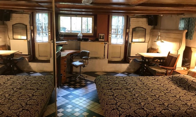 Grachtengordel-West Apartment | Canal Apartment for 2, 17th cent Old house Center Amsterdam