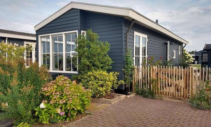 Giethoorn House | Canal-Side Stay, Giethoorn