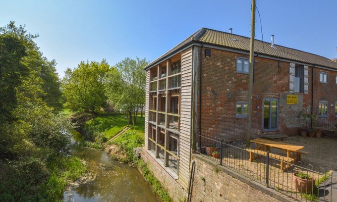 North Walsham House | Canal Side - Three Bedroom House, Sleeps 6