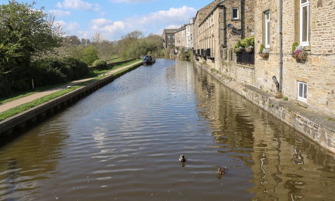 Kildwick House | CANAL VIEW COTTAGE, family friendly in Farnhill