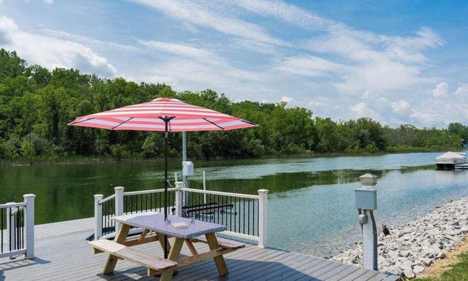 Waterloo House | Canalside Cottage 3BR Lake Access, Dock, Fire Pit