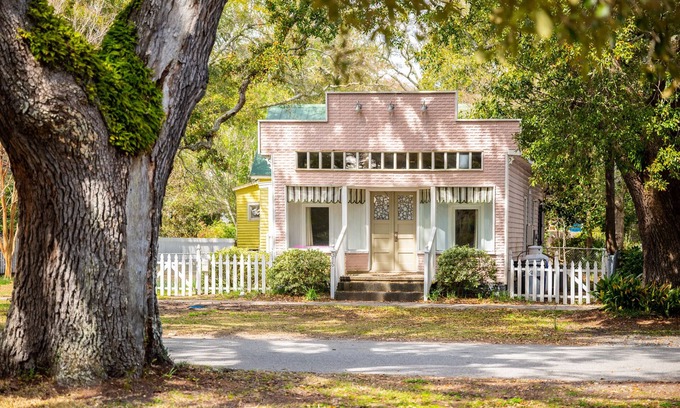 Southport House | Candy Store House: Vintage-Wow! Historic Charm Meets Modern Flair Close to Shopp