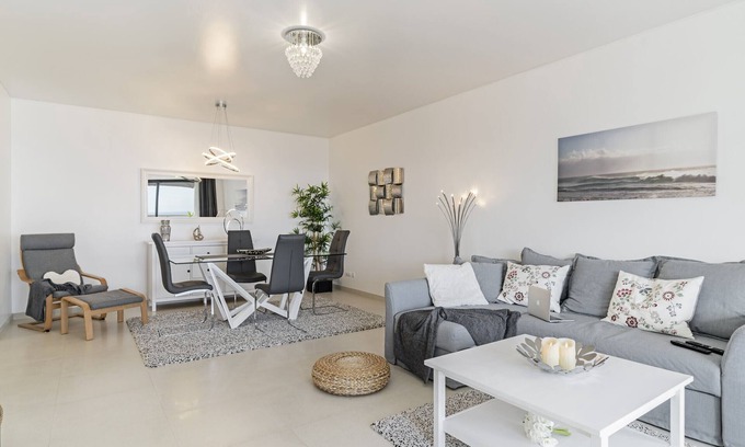 Canico Apartment | Caniço VI, spacious apartment with pool.