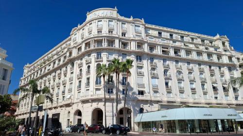 Cannes City Centre Apartment | Cannes Croisette - Studio Palais Miramar - Across the Beach - Next to Carlton Hotel