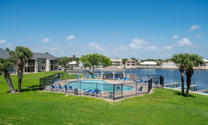 Harbor Oaks House | Canoe Lake Casita ~ Bay House Condominiums ~ Sleeps 6