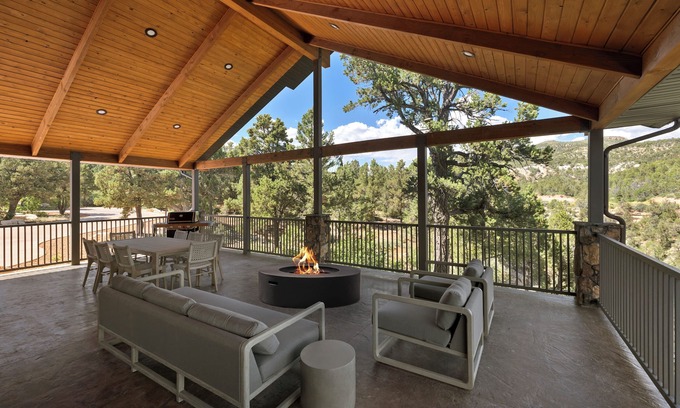 Zion National Park East Entrance House | Canyon-View Retreat Minutes from Zion with Hot Tub, Game Room & Chef’s Kitchen