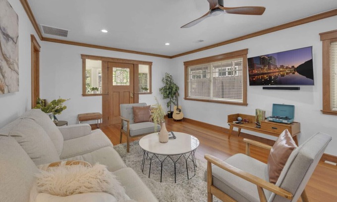 University Heights Apartment | Canyonview UPPER LEVEL