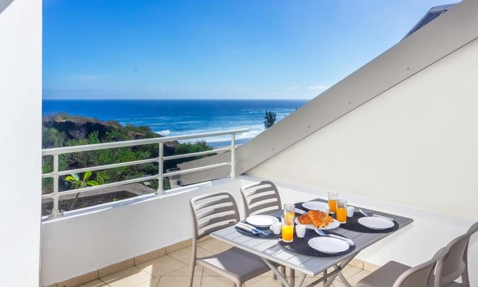 Caphomard Apartment | Cap Homard - spacieux apt - magnifique vue mer -proche plage