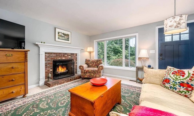 West Barnstable House | Cape Classic, Near Bay Beaches & Shopping Center