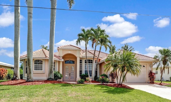Caloosahatchee House | Cape Coral- Fantastic 5 Bed/3 Bathroom- Sleeps 12 Heated Pool/Spa Dock on Canal