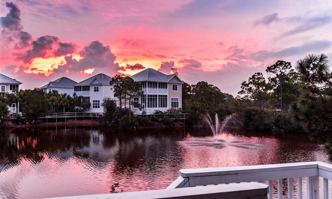 Port St. Joe House | Cape Escape II End Unit on Lake & just 200 steps to beach w/Beach chairs/cart