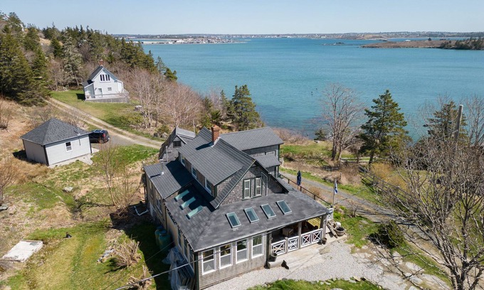 Yarmouth House | Cape Forchu Coastal Retreat