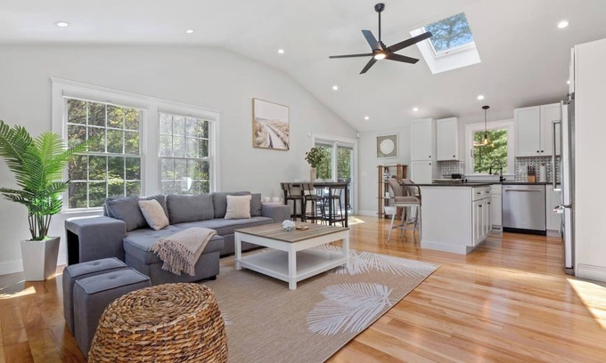 East Falmouth House | Cape Getaway: EV Charger +Fire Pit+Outdoor Shower