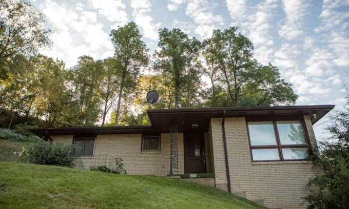 East Dubuque House | Captain Merry Bluffside Villa