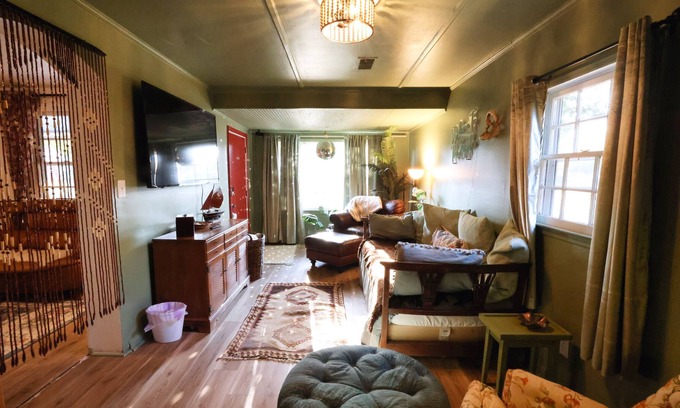 Charleston House | Captain's Quarters-Beautiful Home minutes to Folly