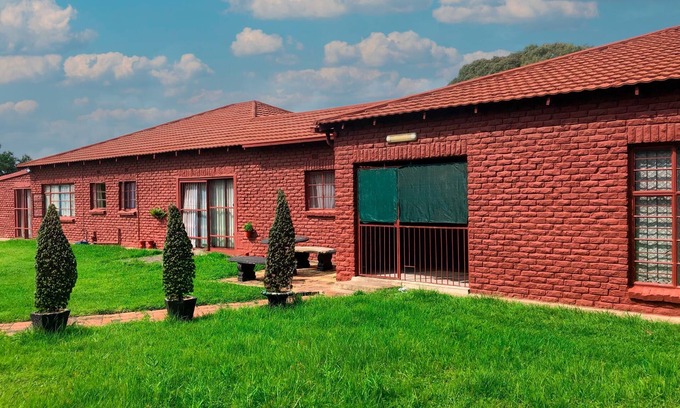 Springs Apartment | Captivating 1-Bed Studio in Springs - Home Way