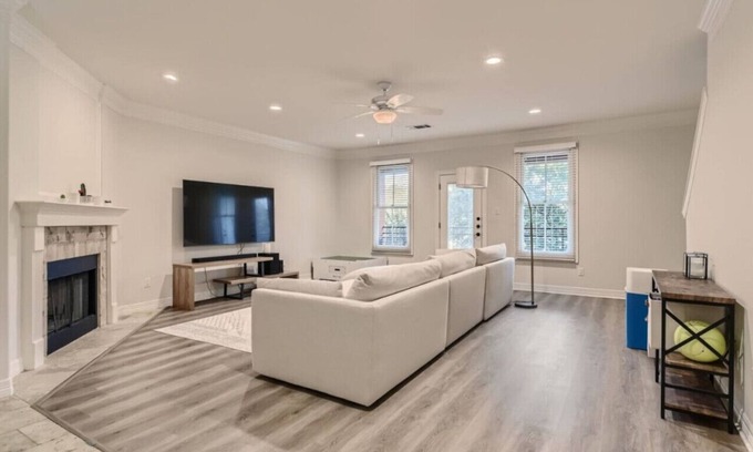 West Campus Apartment | Captivating 4BR Haven with Park View near DT