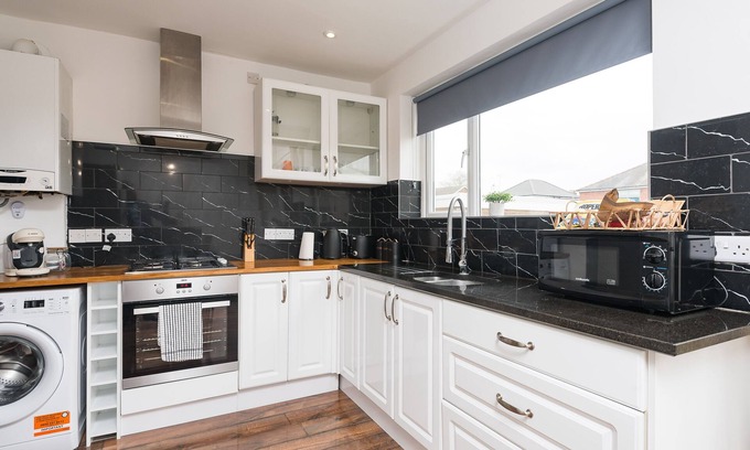 Beverley House | Captivating Beverley 3-Bed House Private Parking
