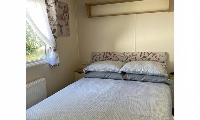 St Leonards-On-Sea Cabin | Caravan - sleeps 6 & parking