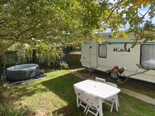 Apremont Other | Caravane sur terrain en campagne