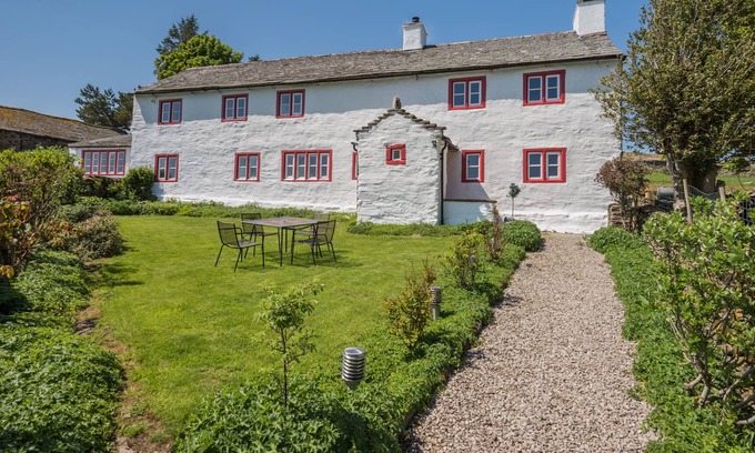 Penrith House | CARHULLAN, pet friendly, with hot tub in Bampton, Cumbria