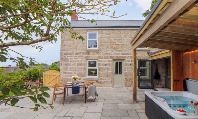 Lower Boscaswell Cottage | CARN HOUSE, pet friendly, character holiday cottage in Pendeen