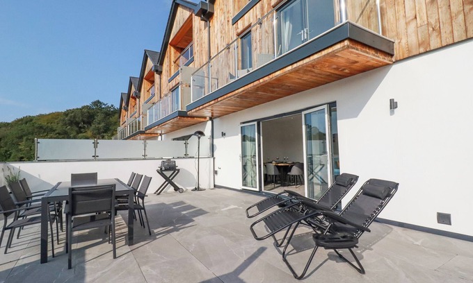 Truro House | CARNON GWEL, DEVORAN, pet friendly, with hot tub in Devoran, Cornwall