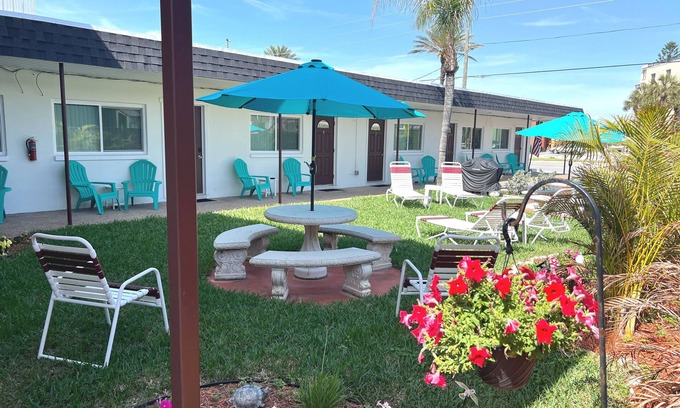 Sunset Reef Hotel | Carousel Suites #1- Coastal Studio steps to the Beach!