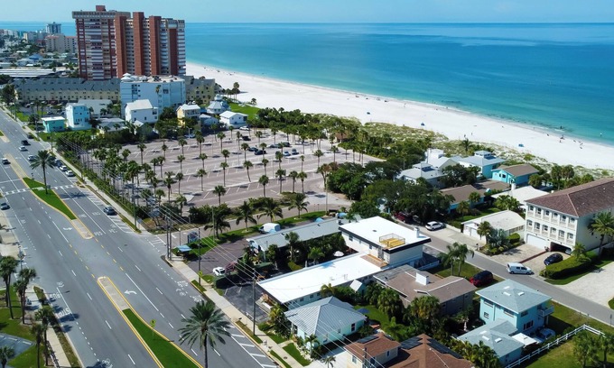 Sunset Reef Hotel | ⛵Carousel Suites #8- Renovated Studio steps to the beach - The Perfect Getaway!