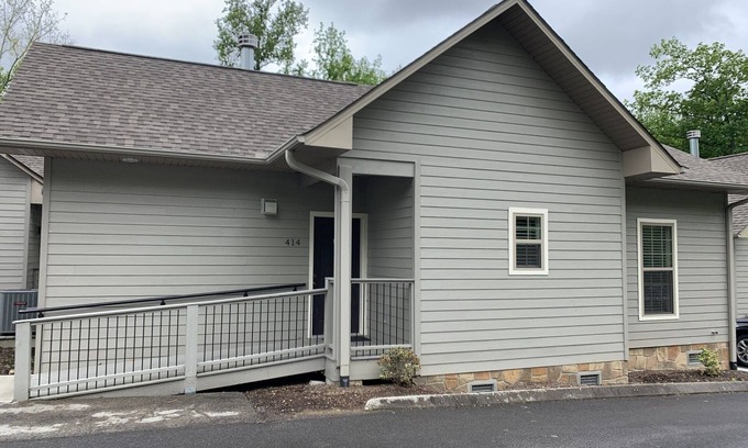 Gatlinburg Cottage | Carr's Northside Cottages - 3 Beds