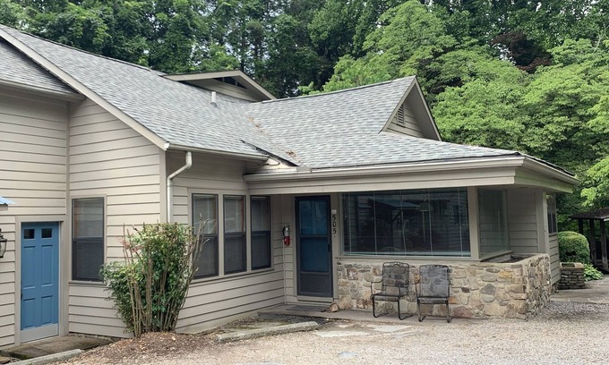 Gatlinburg Cottage | Carr's Northside - Family Suites, creek view - 3 Bedrooms