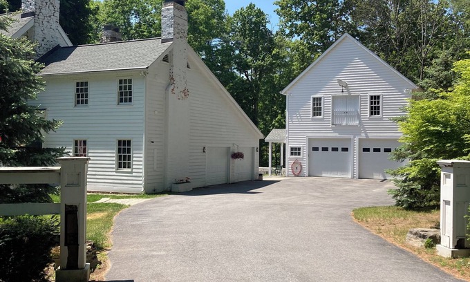 Lake George House | “Carriage House” Walking Distance Private 5 Acres.