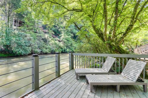 Rivers Edge House | Cartecay River Retreat with Yard and Screened Porch!